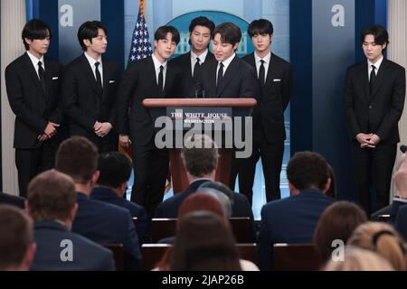 Washington, Vereinigte Staaten. 31.. Mai 2022. Bandmitglieder der südkoreanischen Boyband BTS, auch bekannt als die Bangtan Boys, begleiten die Pressesprecherin des Weißen Hauses, Karine Jean-Pierre, während ihrer täglichen Pressekonferenz am 31. Mai 2022 im James S. Brady Briefing Room im Weißen Haus in Washington, DC. Quelle: Oliver Contreras/Pool via CNP/dpa/Alamy Live News Stockfoto