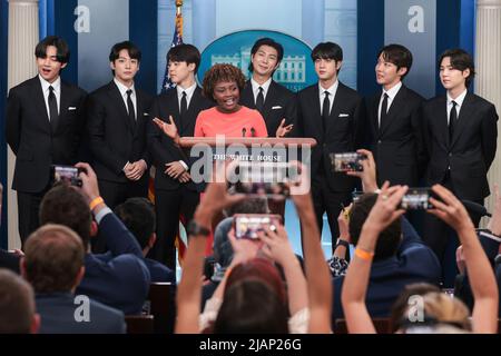 Washington, Vereinigte Staaten. 31.. Mai 2022. Bandmitglieder der südkoreanischen Boyband BTS, auch bekannt als die Bangtan Boys, begleiten die Pressesprecherin des Weißen Hauses, Karine Jean-Pierre, während ihrer täglichen Pressekonferenz am 31. Mai 2022 im James S. Brady Briefing Room im Weißen Haus in Washington, DC. Quelle: Oliver Contreras/Pool via CNP/dpa/Alamy Live News Stockfoto