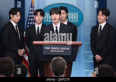 Washington, Vereinigte Staaten. 31.. Mai 2022. Bandmitglieder der südkoreanischen Boyband BTS, auch bekannt als die Bangtan Boys, begleiten die Pressesprecherin des Weißen Hauses, Karine Jean-Pierre, während ihrer täglichen Pressekonferenz am 31. Mai 2022 im James S. Brady Briefing Room im Weißen Haus in Washington, DC. Quelle: Oliver Contreras/Pool via CNP/dpa/Alamy Live News Stockfoto