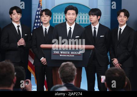 Washington, Vereinigte Staaten. 31.. Mai 2022. Bandmitglieder der südkoreanischen Boyband BTS, auch bekannt als die Bangtan Boys, begleiten die Pressesprecherin des Weißen Hauses, Karine Jean-Pierre, während ihrer täglichen Pressekonferenz am 31. Mai 2022 im James S. Brady Briefing Room im Weißen Haus in Washington, DC. Quelle: Oliver Contreras/Pool via CNP/dpa/Alamy Live News Stockfoto