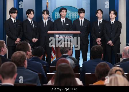 Washington, Vereinigte Staaten. 31.. Mai 2022. Bandmitglieder der südkoreanischen Boyband BTS, auch bekannt als die Bangtan Boys, begleiten die Pressesprecherin des Weißen Hauses, Karine Jean-Pierre, während ihrer täglichen Pressekonferenz am 31. Mai 2022 im James S. Brady Briefing Room im Weißen Haus in Washington, DC. Quelle: Oliver Contreras/Pool via CNP/dpa/Alamy Live News Stockfoto