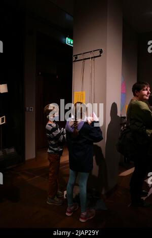 Die Ausstellung zeigt Bücher und Gegenstände aus den Sammlungen der Bodleian, die eine sinnliche Reaktion über die fünf Sinne von Sehen, Klang, Geschmack, Geruch, Berührung und darüber hinaus einladen.zu den Highlights gehört ein Buch, das von Andy Warhol im Jahr 1960sand entworfen wurde, ein Blatt LSD-Briefmarken.Ein Buch aus 20 Scheiben American Cheese von Ben Denser.A Miniatur Reise-Set von 60 Büchern Feind der 8-jährige Prinz Charles Anfang des 17. Jahrhunderts. Ein 14. Jahrhundert Psalter die zeigt eine beleuchtete Initiale mit Himmel an der Spitze, und Dizzy Pragnell Bücher aus Gemüse, Stockfoto