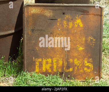 Dieses quadratische LKW-Schild mit gelber Farbe ist verrostet, alt und nicht von Nutzen. LKW und diese Industrie sehen keine veralteten Warnschilder wie diese mehr. Stockfoto