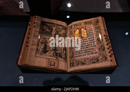 Die Ausstellung zeigt Bücher und Gegenstände aus den Sammlungen der Bodleian, die eine sinnliche Reaktion über die fünf Sinne von Sehen, Klang, Geschmack, Geruch, Berührung und darüber hinaus einladen.zu den Highlights gehört ein Buch, das von Andy Warhol im Jahr 1960sand entworfen wurde, ein Blatt LSD-Briefmarken.Ein Buch aus 20 Scheiben American Cheese von Ben Denser.A Miniatur Reise-Set von 60 Büchern Feind der 8-jährige Prinz Charles Anfang des 17. Jahrhunderts. Ein 14. Jahrhundert Psalter die zeigt eine beleuchtete Initiale mit Himmel an der Spitze, und Dizzy Pragnell Bücher aus Gemüse, Stockfoto