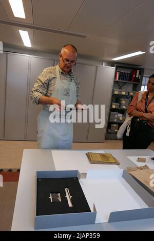 Die Ausstellung zeigt Bücher und Gegenstände aus den Sammlungen der Bodleian, die eine sinnliche Reaktion über die fünf Sinne von Sehen, Klang, Geschmack, Geruch, Berührung und darüber hinaus einladen.zu den Highlights gehört ein Buch, das von Andy Warhol im Jahr 1960sand entworfen wurde, ein Blatt LSD-Briefmarken.Ein Buch aus 20 Scheiben American Cheese von Ben Denser.A Miniatur Reise-Set von 60 Büchern Feind der 8-jährige Prinz Charles Anfang des 17. Jahrhunderts. Ein 14. Jahrhundert Psalter die zeigt eine beleuchtete Initiale mit Himmel an der Spitze, und Dizzy Pragnell Bücher aus Gemüse, Stockfoto