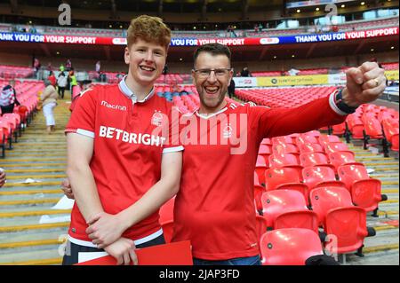 LONDON, GROSSBRITANNIEN. MAI 29. Fans von Nottingham Forest feiern die Beförderung zur Premier League während des Play-Off Finales der Sky Bet Championship zwischen Huddersfield Town und Nottingham Forest am Sonntag, 29.. Mai 2022 im Wembley Stadium, London. (Kredit: Jon Hobley | MI News) Stockfoto