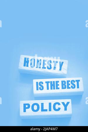 Ehrlichkeit ist die beste Politik Worte in Holzblöcken geschrieben. Vertrauenswürdig, Wahrheit, Überzeugungen und Vereinbarung Geschäftskonzept. Stockfoto
