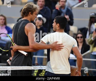 Paris, Frankreich. 31.. Mai 2022. Roland Garros Tag der offenen Tür 10 31/05/2022 Alexander Zverev (GER) umarmt Carlos Alcaraz nach dem Viertelfinalspiel Credit: Roger Parker/Alamy Live News Stockfoto