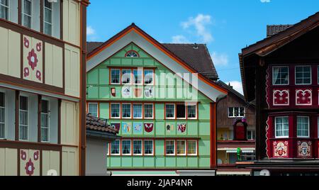 Appenzell, Schweiz - 27. Mai 2022: Malerische und verzierte historische Traditionshäuser in Appenzell, Schweiz Stockfoto