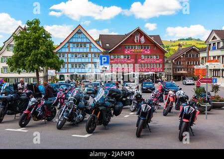 Appenzell, Schweiz - 27. Mai 2022: Der Hauptplatz in Appenzell, Schweiz, wo die Wähler noch immer mit Handaufhebung abstimmen Stockfoto