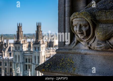 Gargoyle über die Universitätskirche mit All Souls College Beyond, Oxford, Großbritannien Stockfoto