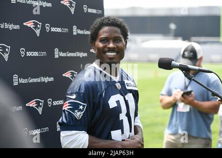 Gillette Stadium. 31.. Mai 2022. MA, USA; New England Patriots Defensive Back Jonathan Jones (31) spricht bei der OTA des Teams im Gillette Stadium mit den Medien. Eric Canha/CSM/Alamy Live News Stockfoto