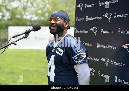 Gillette Stadium. 31.. Mai 2022. MA, USA; Eckpfeiler der New England Patriots Malcom Butler (4) spricht bei der OTA des Teams im Gillette Stadium mit den Medien. Eric Canha/CSM/Alamy Live News Stockfoto