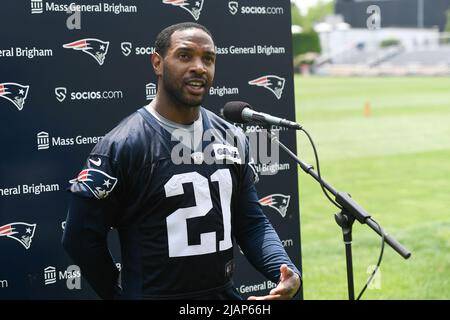 Gillette Stadium. 31.. Mai 2022. MA, USA; Sicherheit der New England Patriots Adrian Phillips (21) spricht bei der OTA des Teams im Gillette Stadium mit den Medien. Eric Canha/CSM/Alamy Live News Stockfoto