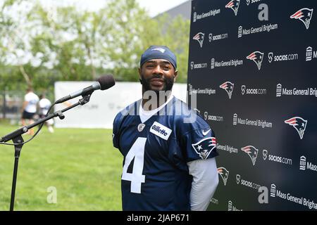 Gillette Stadium. 31.. Mai 2022. MA, USA; Eckpfeiler der New England Patriots Malcom Butler (4) spricht bei der OTA des Teams im Gillette Stadium mit den Medien. Eric Canha/CSM/Alamy Live News Stockfoto