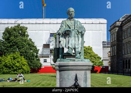 Eine Statue von William Lecky, dem irischen Historiker, Essayisten und politischen Analytiker, auf dem Gelände des Trinity College in Dublin, Irland. Sir William John Stockfoto