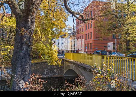 Berlin, Deutschland - 28. Oktober 2021: Altstadt und Altstadt des Stadtteils Spandau mit der Brücke über den Mühlgraben, Mor Stockfoto