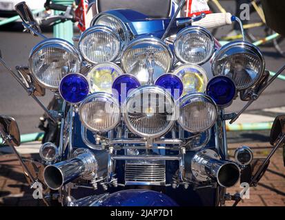 Mods und Rockers. Detail der Scheinwerfer auf einer alten Vespa. Mods und Rockers haben eine langjährige Beziehung zu Brighton, East Sussex, England, Großbritannien Stockfoto