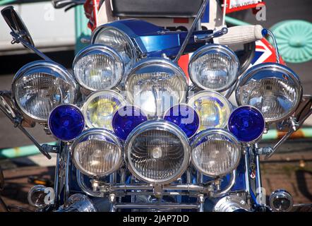 Mods und Rockers. Detail der Scheinwerfer auf einer alten Vespa. Mods und Rockers haben eine langjährige Beziehung zu Brighton, East Sussex, England, Großbritannien Stockfoto