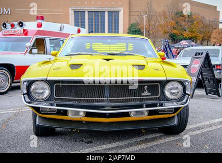 ATLANTA, GEORGIA - 5. Dezember 2021: Koffein und Octane ist eine national anerkannte Auto-Show, die monatlich stattfindet und Hunderte von klassischen und Muskelkater zeigt Stockfoto