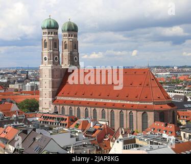 Zwei Glockentürme der Münchner Kathedrale, Frauenkirche in Deutschland Stockfoto