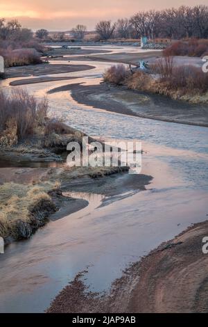 Winter-Sonnenuntergang über Sandbänke und Mäander des South Platte River in Ost-Colorado Stockfoto