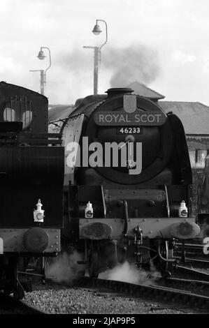 'Duchess of Sutherland' auf Shed in Barrow Hill mit '47406'. Stockfoto