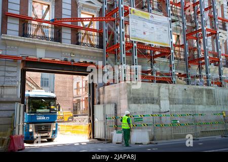 Madrid, Spanien. 9.Mai 2022. Restaurierung Bau eines Mehrfamilienhauses, Haus außen, Fassade. Renovierung einer Immobilie. Professioneller Baumeister Stockfoto