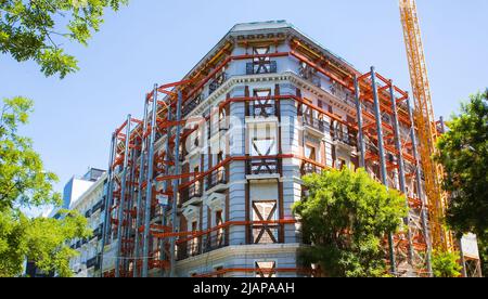 Madrid, Spanien. 9.Mai 2022. Restaurierungsbau eines alten Mehrfamilienhauses, Hausaussen, Fassade. Eine Wand eines Hauses ohne Fenster. Renovieren Stockfoto