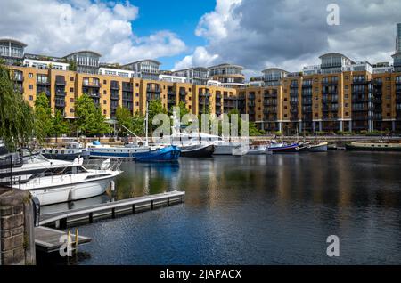 Blick über die St. Katharine Docks auf luxuriöse Apartments, die auf dem neu entwickelten alten Hafen gebaut wurden. Stockfoto