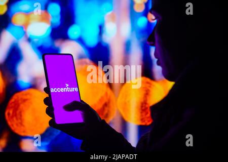 Brasilien. 31.. Mai 2022. In dieser Abbildung hält eine Frau mit Silhouetten ein Smartphone mit dem Accenture-Logo auf dem Bildschirm. (Foto von Rafael Henrique/SOPA Images/Sipa USA) Quelle: SIPA USA/Alamy Live News Stockfoto