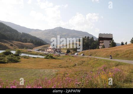 Refuge Napoléon Face au lac au Col de Vars, Hautes-Alpes Stockfoto