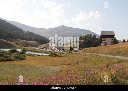 Refuge Napoléon Face au lac au Col de Vars, Hautes-Alpes Stockfoto