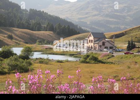 Refuge Napoléon Face au lac au Col de Vars, Hautes-Alpes Stockfoto