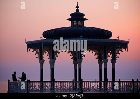 Brighton's Victorian Bandstand. Brighton & Hove, East Sussex, England. Dunkel-rosa Himmel in der Dämmerung. Stockfoto