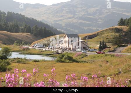 Refuge Napoléon Face au lac au Col de Vars, Hautes-Alpes Stockfoto