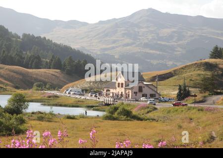 Refuge Napoléon Face au lac au Col de Vars, Hautes-Alpes Stockfoto