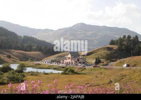 Refuge Napoléon Face au lac au Col de Vars, Hautes-Alpes Stockfoto