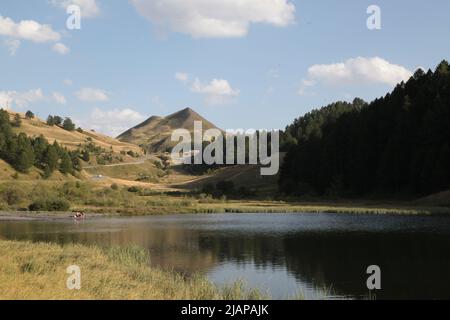 Lac Napoléon au Col de Vars mit Blick auf die Schutzhütte Hautes-Alpes Stockfoto