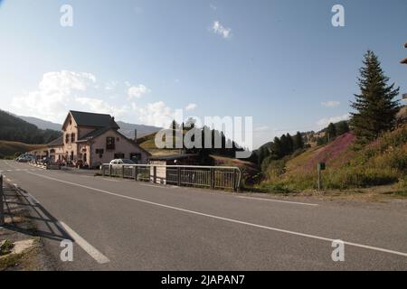 Refuge Napoléon Face au lac au Col de Vars, Hautes-Alpes Stockfoto