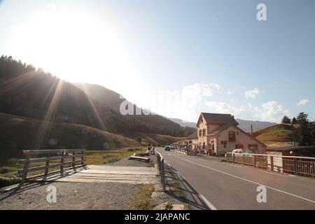 Refuge Napoléon Face au lac au Col de Vars, Hautes-Alpes Stockfoto