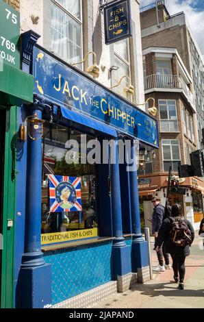 Ein Fish & Chip-Laden namens Jack the Chipper spielt ein Wortspiel auf dem Namen des berüchtigten Mörders Jack the Ripper in Whitechapel, East London, Großbritannien. Stockfoto