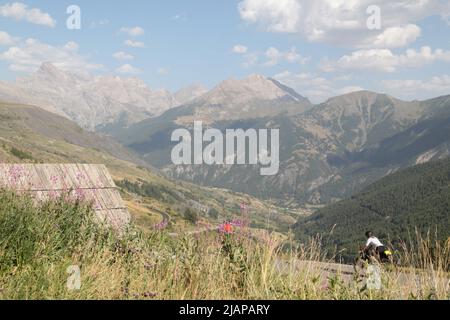 Au Col de Vars : 2 Cyclistes passent, Alpes de Haute Provence Stockfoto