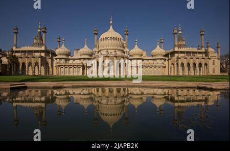 Brighton's Royal Pavilion, Brighton. Brighton, East Sussex, England, Großbritannien. Spiegelung des königlichen Pavillons im Teich. Indo-Saracenic Revival. Stockfoto