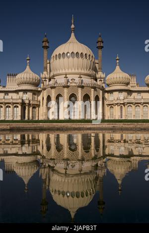 Brighton's Royal Pavilion, Brighton. Brighton, East Sussex, England, Großbritannien. Spiegelung des königlichen Pavillons im Teich. Indo-Saracenic Revival. Stockfoto