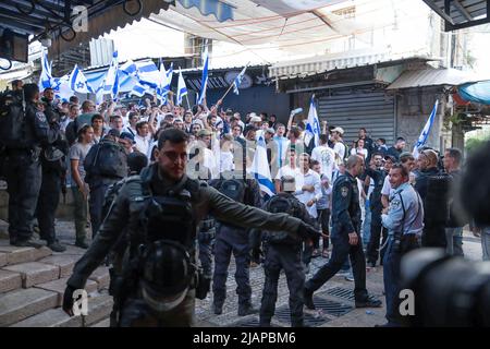 Jerusalem, Israel. 29.. Mai 2022. Die Polizei puffert zwischen der israelischen Jugend und der palästinensischen Presse. Rund 70.000 rechte Israelis nahmen an einem der größten Fahnenmärsche während der Feierlichkeiten zum Jerusalem-Tag Teil. Der Jerusalem-Tag markiert die Vereinigung der Stadt im israelisch-arabischen Krieg von 1967. Der marsch führte durch das Damescus-Tor und die Altstadt. Den ganzen Tag über ereigneten sich gewalttätige Zusammenstöße zwischen Palästinensern und israelischen Teilnehmern. (Foto von Matan Golan/SOPA Images/Sipa USA) Quelle: SIPA USA/Alamy Live News Stockfoto