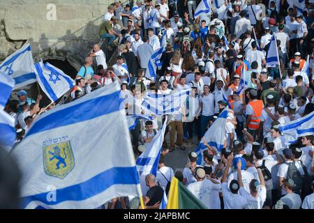 Jerusalem, Israel. 29.. Mai 2022. Tausende von israelischen Demonstranten marschieren mit israelischen Fahnen während des fahnenmarsches am Damescus-Tor. Rund 70.000 rechte Israelis nahmen an einem der größten Fahnenmärsche während der Feierlichkeiten zum Jerusalem-Tag Teil. Der Jerusalem-Tag markiert die Vereinigung der Stadt im israelisch-arabischen Krieg von 1967. Der marsch führte durch das Damescus-Tor und die Altstadt. Den ganzen Tag über ereigneten sich gewalttätige Zusammenstöße zwischen Palästinensern und israelischen Teilnehmern. (Foto von Matan Golan/SOPA Images/Sipa USA) Quelle: SIPA USA/Alamy Live News Stockfoto