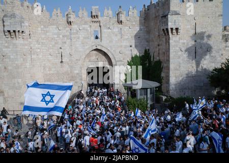 Jerusalem, Israel. 29.. Mai 2022. Tausende von israelischen Demonstranten marschieren mit israelischen Fahnen während des fahnenmarsches am Damescus-Tor. Rund 70.000 rechte Israelis nahmen an einem der größten Fahnenmärsche während der Feierlichkeiten zum Jerusalem-Tag Teil. Der Jerusalem-Tag markiert die Vereinigung der Stadt im israelisch-arabischen Krieg von 1967. Der marsch führte durch das Damescus-Tor und die Altstadt. Den ganzen Tag über ereigneten sich gewalttätige Zusammenstöße zwischen Palästinensern und israelischen Teilnehmern. (Foto von Matan Golan/SOPA Images/Sipa USA) Quelle: SIPA USA/Alamy Live News Stockfoto