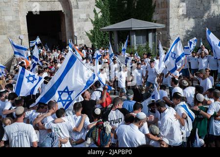 Jerusalem, Israel. 29.. Mai 2022. Tausende von israelischen Demonstranten marschieren mit israelischen Fahnen während des fahnenmarsches am Damescus-Tor. Rund 70.000 rechte Israelis nahmen an einem der größten Fahnenmärsche während der Feierlichkeiten zum Jerusalem-Tag Teil. Der Jerusalem-Tag markiert die Vereinigung der Stadt im israelisch-arabischen Krieg von 1967. Der marsch führte durch das Damescus-Tor und die Altstadt. Den ganzen Tag über ereigneten sich gewalttätige Zusammenstöße zwischen Palästinensern und israelischen Teilnehmern. (Foto von Matan Golan/SOPA Images/Sipa USA) Quelle: SIPA USA/Alamy Live News Stockfoto