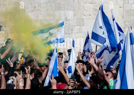 Jerusalem, Israel. 29.. Mai 2022. Tausende von israelischen Demonstranten marschieren mit israelischen Fahnen während des fahnenmarsches am Damescus-Tor. Rund 70.000 rechte Israelis nahmen an einem der größten Fahnenmärsche während der Feierlichkeiten zum Jerusalem-Tag Teil. Der Jerusalem-Tag markiert die Vereinigung der Stadt im israelisch-arabischen Krieg von 1967. Der marsch führte durch das Damescus-Tor und die Altstadt. Den ganzen Tag über ereigneten sich gewalttätige Zusammenstöße zwischen Palästinensern und israelischen Teilnehmern. (Foto von Matan Golan/SOPA Images/Sipa USA) Quelle: SIPA USA/Alamy Live News Stockfoto